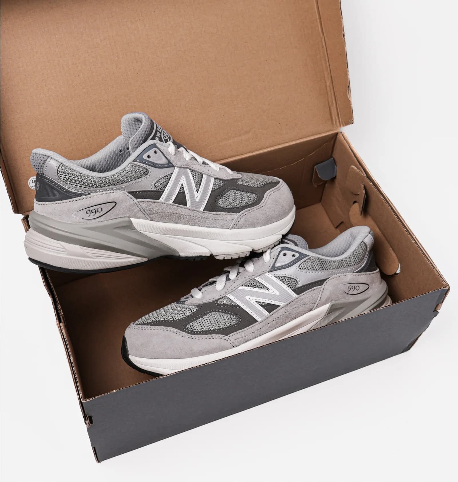 New Balance 990 V6 thumbnail 2